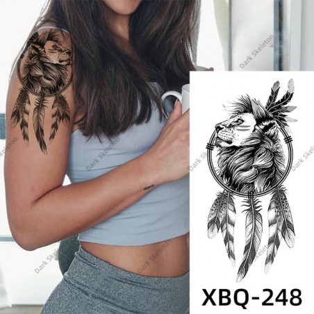 Tatouage temporaire lion dans un capteur de rêves pour femme